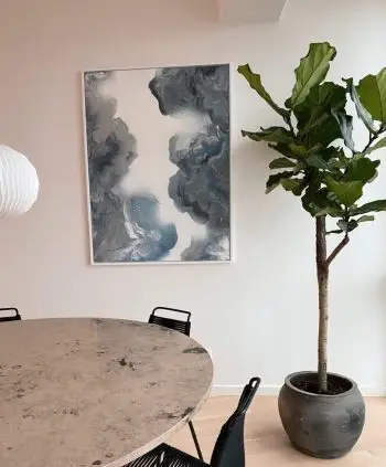 opstammet violinfigen i stue med marmor bord